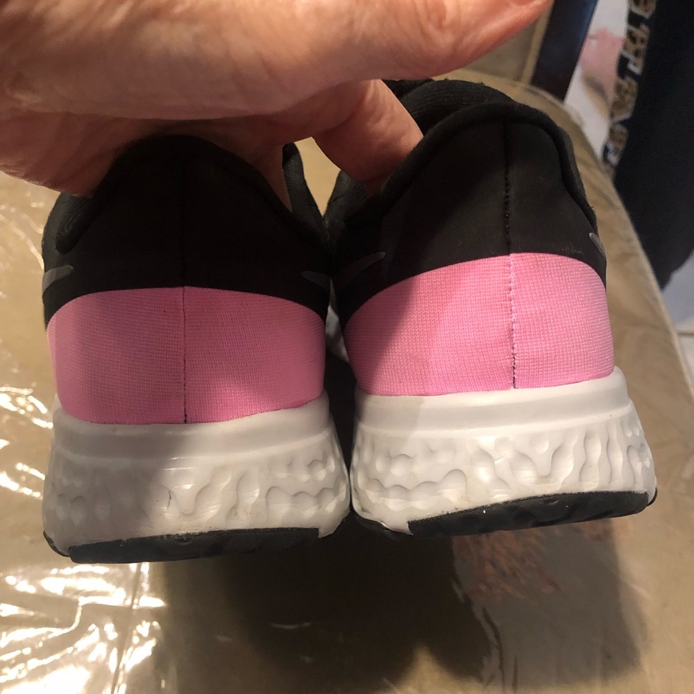 Nike 🥳HP🥳Revolution Grey & Black colored Sneakers, Size 8 - Picture 6 of 11